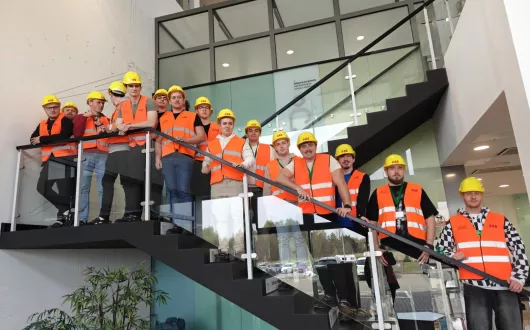 Studenci podczas wycieczki do fabryki ABB w Łodzi