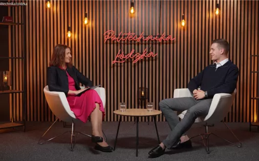 zdjęcie podczas wywiadu w studio nagrań. Redaktorka i rozmówca siedzą w fotelach naprzeciwko siebie