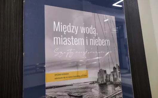 plakat wiszacy na ścianie