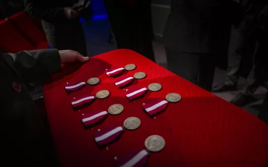 Gala wręczania nagród - taca z medalami