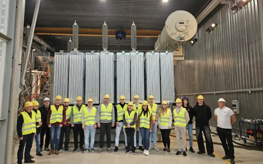 Studenci na wycieczce w zakładzie ZREW Transformatory S.A. w Łodzi