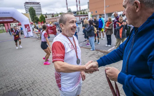 Rektor gratuluje doktorowi Henrykowi na mecie