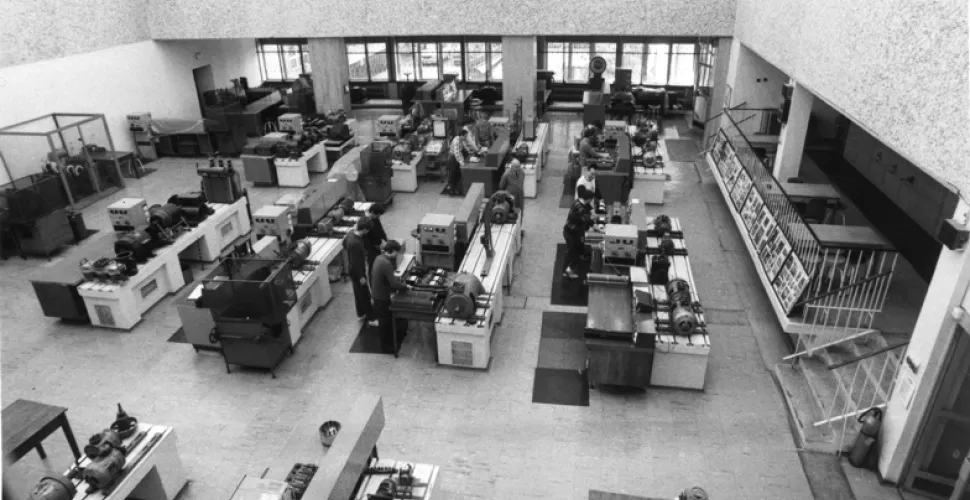 Laboratorium dydaktyczne Instytutu Maszyn Elektrycznych i Transformatorów w 1973 r.