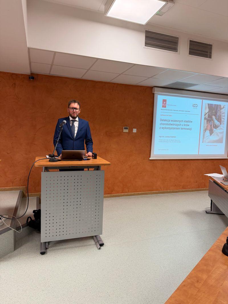 postać doktoranta przy mównicy w sali seminaryjnej wydziału (foto D. Kamińska)