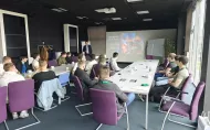 studenci podczas prezentacji w fabryce ABB w Łodzi