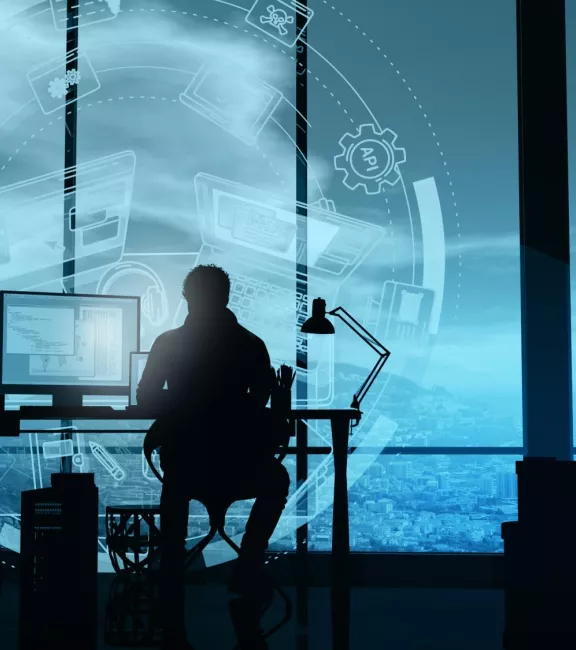 Web developer pracuje w swoim biurze na tle infografiki. - pl.depositphotos.com